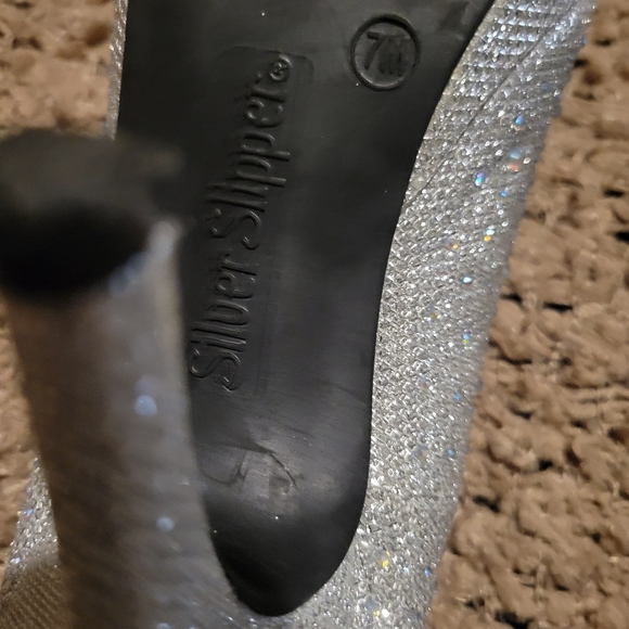 🔥🔥HP🔥🔥9-24-24🔥🔥WOMENS SILVER SLIPPERS GLITTER SPARKLE HEELS SILVER SIZE 7 - Picture 8 of 9
